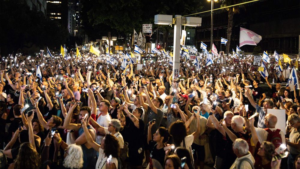 In Tel Aviv haben erneut Hunderttausende Menschen die israelische Regierung zu einem Geisel-Deal aufgerufen.