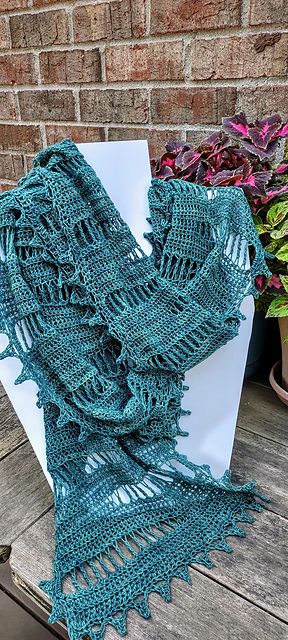 Crochet Pattern: Tyger by Sara Kay Hartman
Yarn: Araucania Huasco Semi Solid Botany Lace in Hunter
Altered from a more triangular scarf to be one long strip.
I named in And the Grass Don't Pay no Mind.