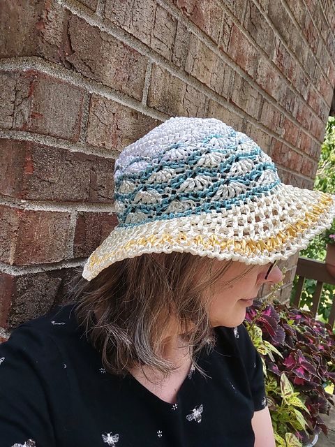 My version of the Annie hat from HiStraw Hats. Crocheted in a few more colors because my selection of colors was limited with vintage Hi-Straw raffia.