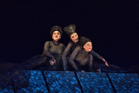 Woghilde, Wellgunde och Flosslinde - Rehndöttrarna från Wagners Rehnguldet (bild från Metropolitans Lepage-uppsättning med Levine vid pinnen)