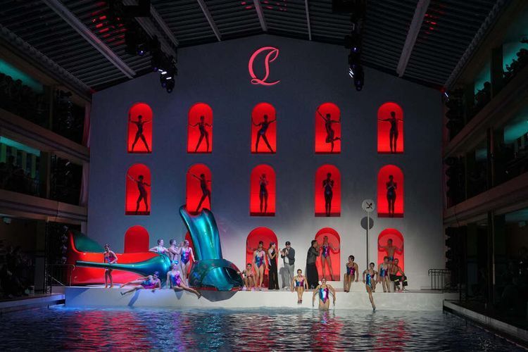 Christian Louboutin Gelar Pertunjukan Artistik 'Paris is Louboutining'