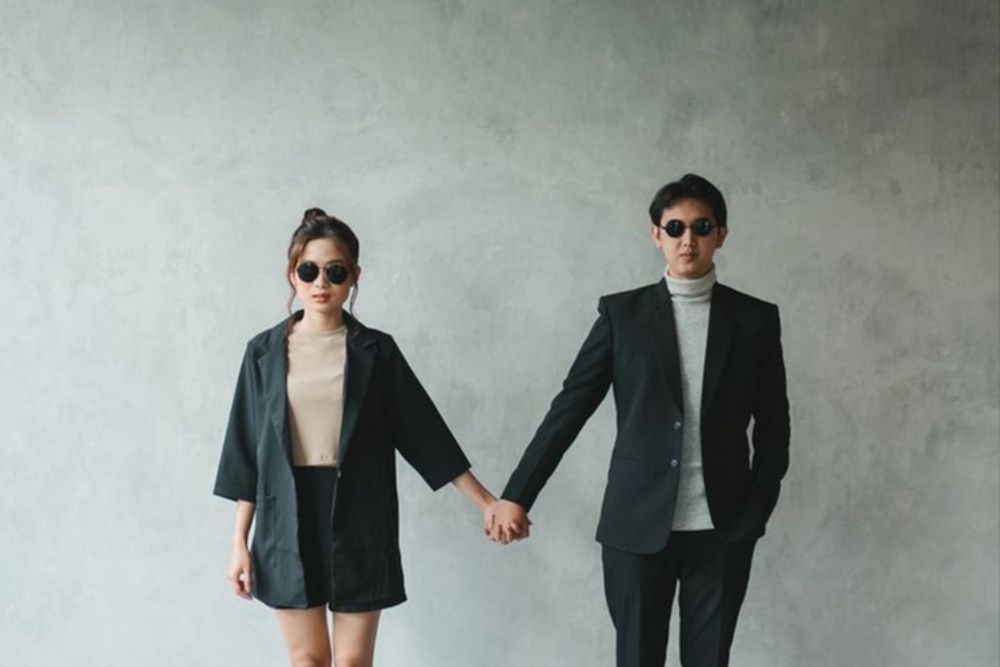 10 Ide Prewedding Baju Hitam Casual yang Simpel tapi Elegan