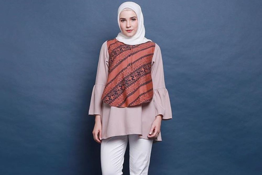 13 Model Baju Batik Kombinasi Kain Polos untuk Perempuan Terbaru