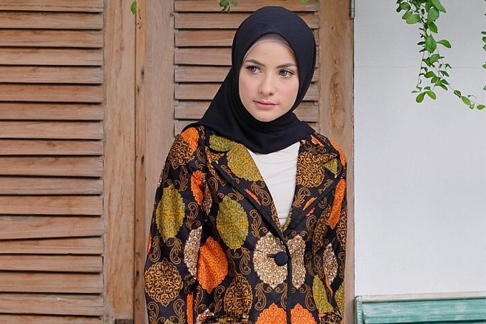 13 Blazer Batik Kekinian Terbaik untuk Perempuan, Fashionable!