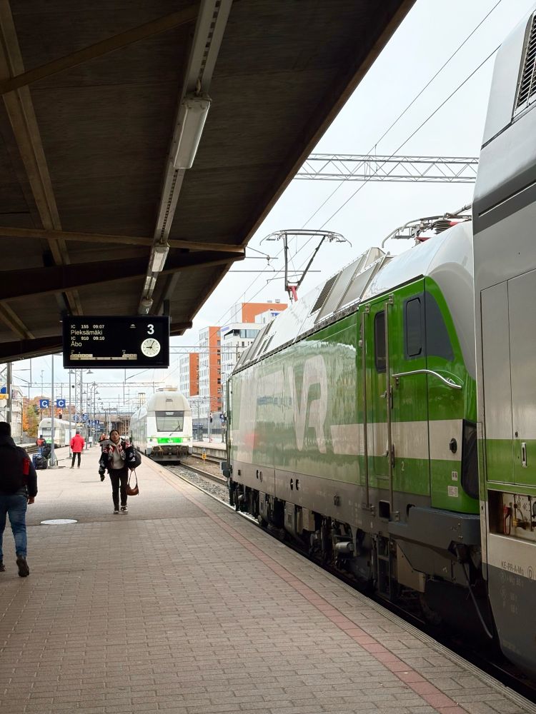 Tampereen rautatieaseman laituri 4, jossa kaksi IC-junaa