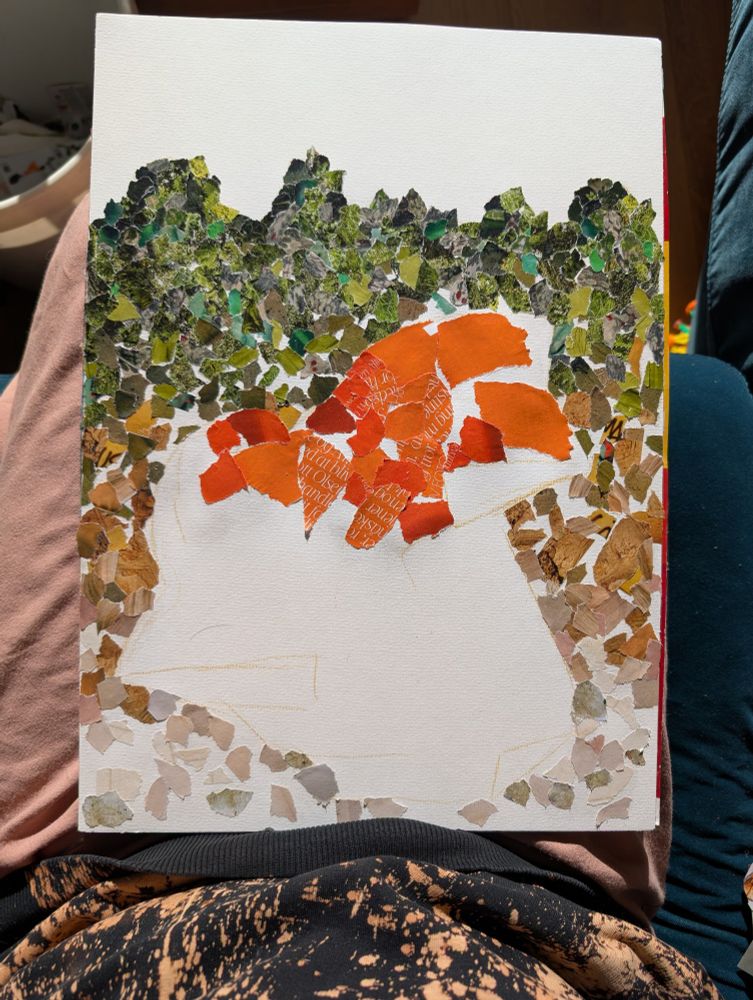 Fleiri bútar af rifnum glanstímaritum á blaði. Grænt efst, gullleitt til hliða, appelsínugult næst græna