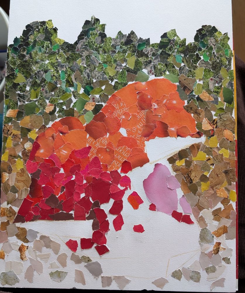 Enn fleiri bútar af rifnum glanstímaritum á blaði. Grænt efst, gullleitt til hliða, í miðjunni appelsínugult form sem breytist í rautt því neðar sem þú horfir