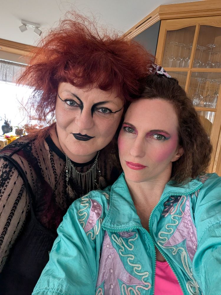 Ég og vinkona mín í 80s partý preppi. Ég hægra megin með vafflað hár, í sæ-froðugrænum krumpugalla með fölbleiku munstri og neon bleikum bol undir og rosalega mikinn kinnalit og augnmálningu. 
Vinkona mín með rautt, túberað hár, svartan varalit og augnmálningu, í svörtum fötum (er ekki komin í svarta ruslapoka kjólinn)