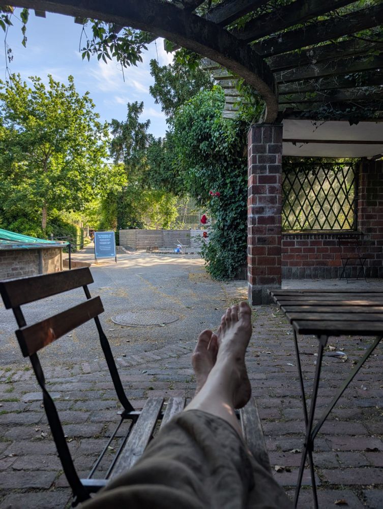 Fætur hvílast á stól í forsælunni