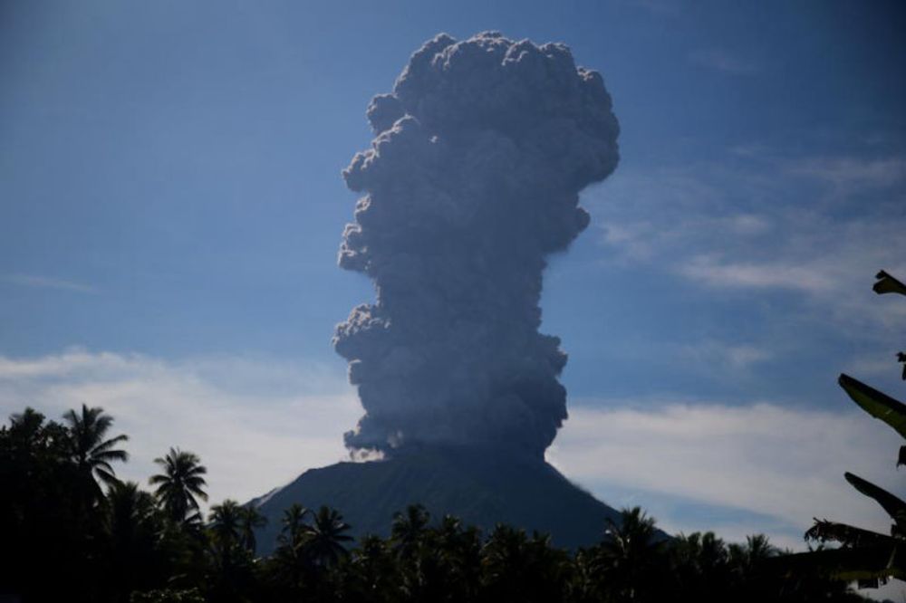 Gunung Ibu Erupsi 16 Kali, Masyarakat Diminta Waspada Hujan Abu - Nasional Katadata.co.id