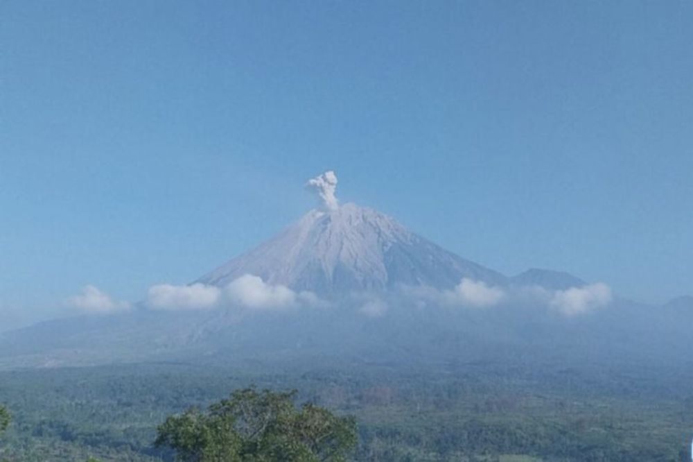 Gunung Semeru Erupsi Dua Kali, Masyarakat Dilarang Beraktivitas di Radius 3 Km - Nasional Katadata.co.id