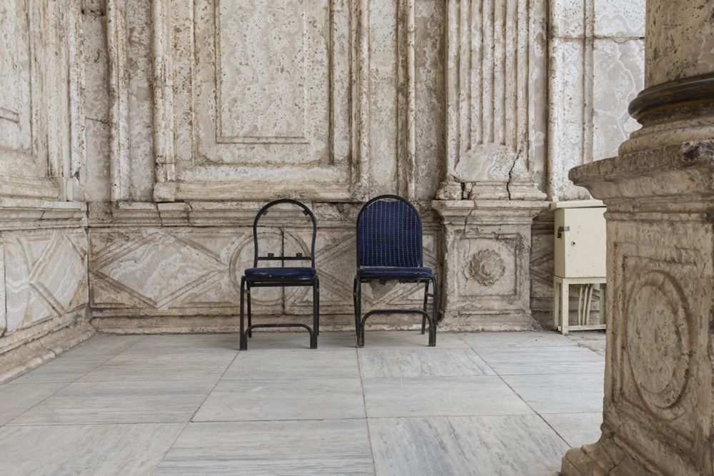 Mi relación con la fotografía nació en la infancia, de la mano de mi padre. Recuerdo pasar horas en su laboratorio, observando cómo la imagen aparecía poco a poco sobre el papel. Para mí, aquello era magia. A los veinte años tomé su cámara por primera vez. Comencé fotografiando a mi familia, a mis amigos, a las celebraciones cotidianas. Me atraía el blanco y negro, su capacidad de contar sin distraer. Con la llegada de mi primera cámara digital todo cambió. La libertad de disparar sin miedo al error me permitió experimentar más, aprender y construir mi propio archivo.
La mirada de esta semana nos llega desde Aoiz.
@tereleache