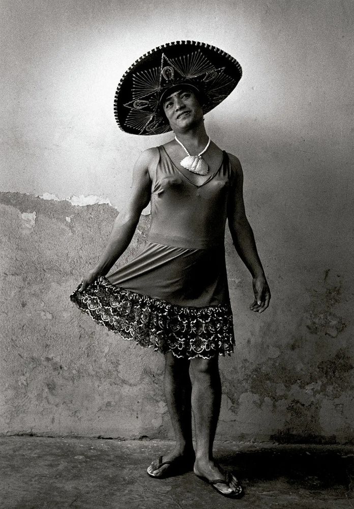 Graciela Iturbide → por su forma de revelar lo sagrado en lo cotidiano y retratar a las mujeres con fuerza y dignidad.