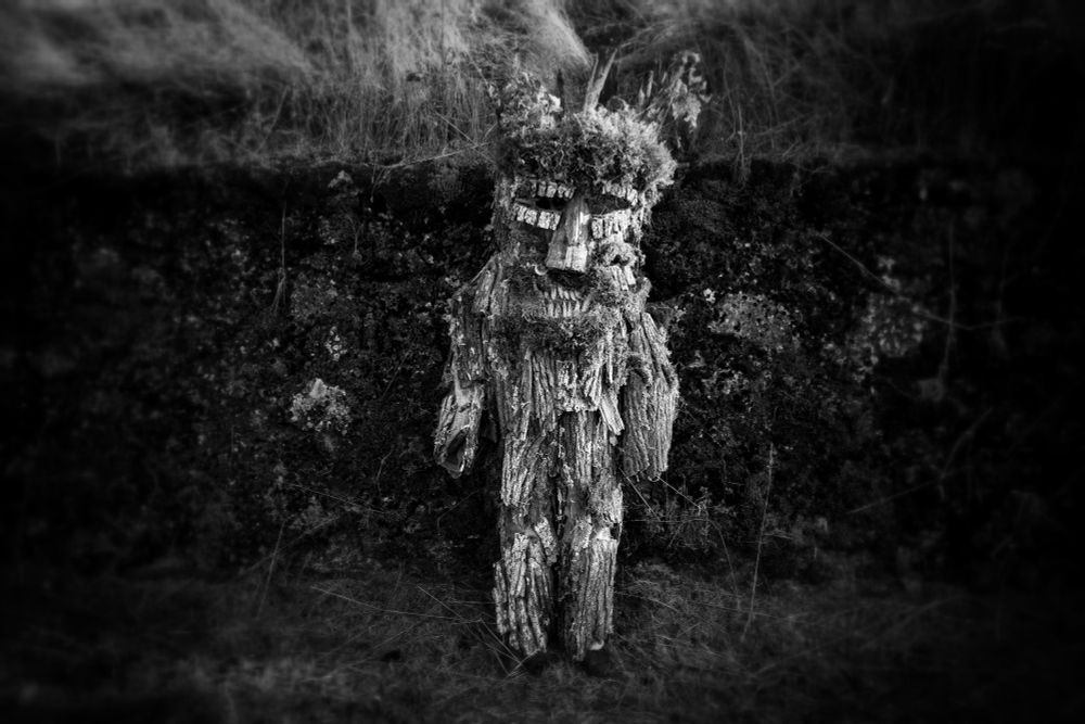 "En mi casa, la fotografía siempre estuvo presente. Mis padres disfrutaban de ella y nos transmitieron a mis hermanos y a mí ese amor por capturar instantes. Para mí, la cámara se convirtió también en una forma de apego y de diálogo con mi padre, una manera de mantener viva su mirada."
.
Ainhoa Tejerina nos lleva al corazón de la fiesta y del recuerdo a través de lo mitológico y lo ritual.

Aquí: https://e-klan.es/ainhoa-tejerina/
