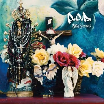 capa do disco local sessions do pod. um altar com estatuetas de anjos, um cristo crucificado e uma imagem de maria envolta em rosários e flores 