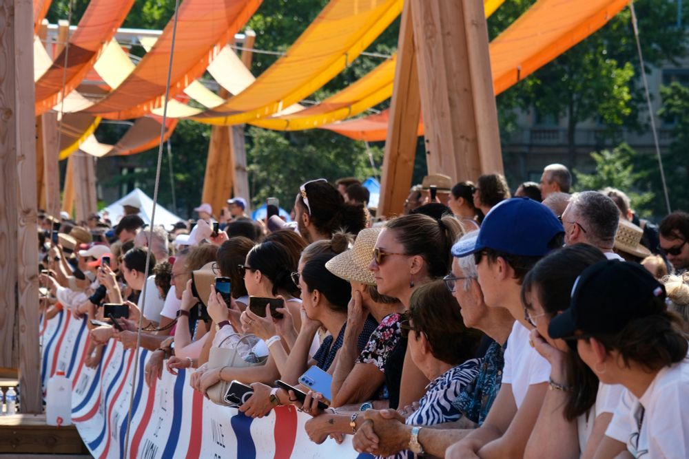 Les spectateurs qui n’ont pas chaud cet en dessous de l’œuvre des écologistes Place Bellecour 