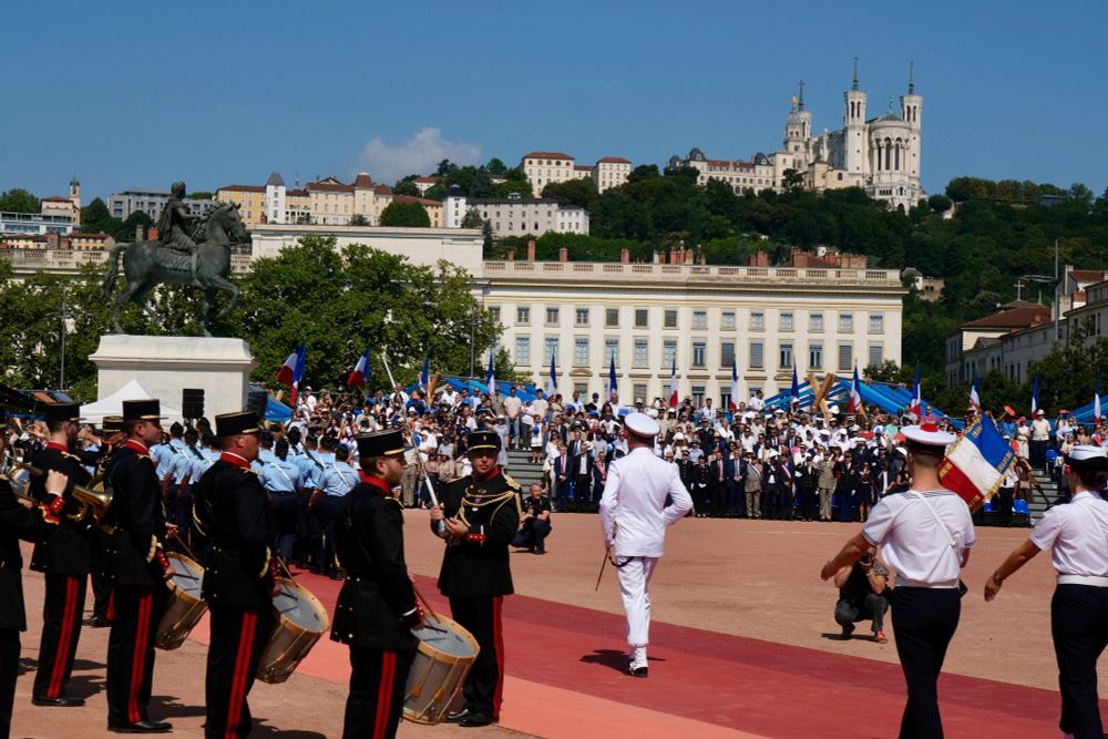 Des tambours et des militaires 