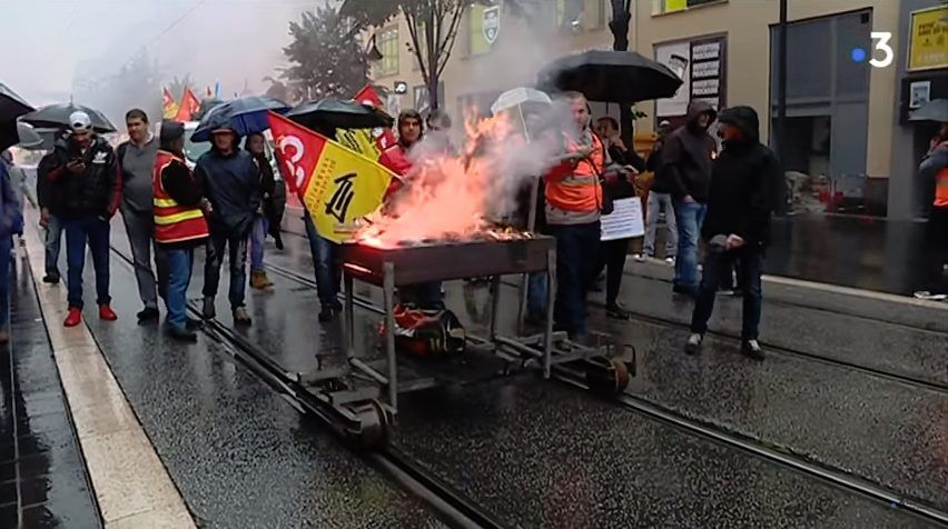 An honest to god rolling grill deployed by unionised French rail workers during strike action, allowing them to grill sausages while they march 