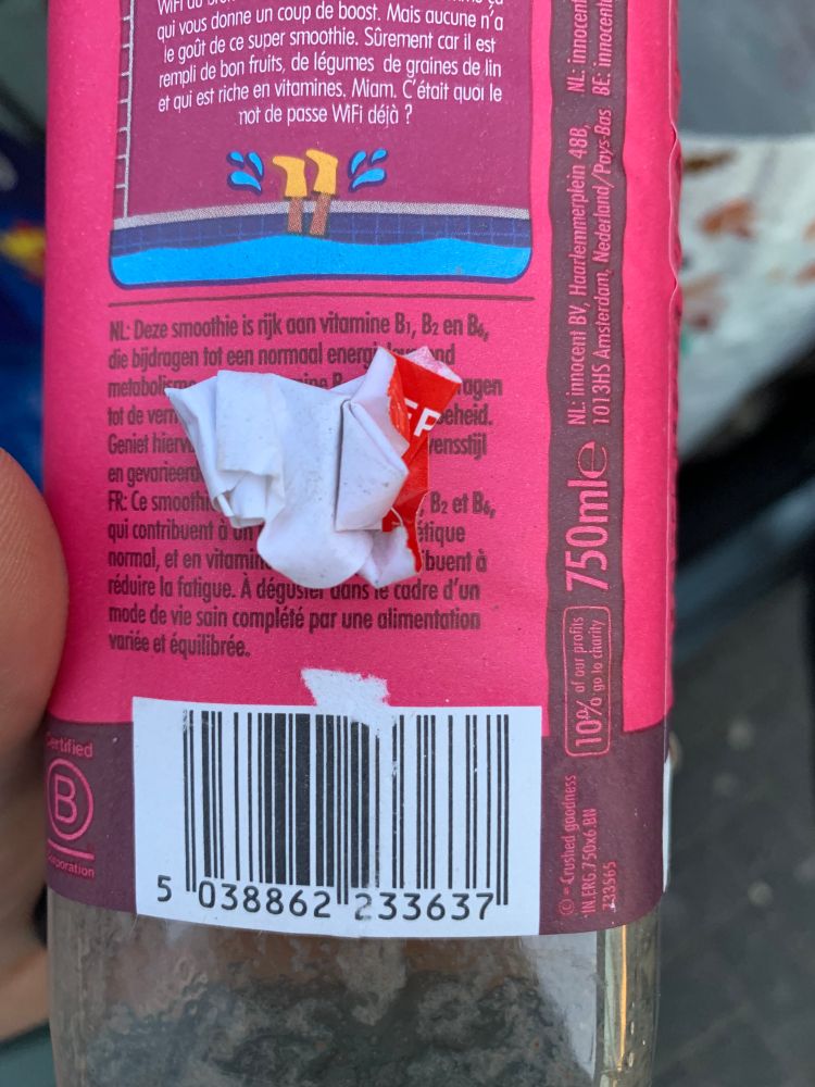 Met wat priegelwerk krijg je de sticker eraf en behoud je de originele sticker en accepteert de statiegeldautomaat hem wel en krijg je je statiegeld terug.
Hoe zit het, heeft de klant statiegeld betaald, maar krijg hij dit niet terug, of heeft hij door die actiesticker ook al geen statiegeld hoeven te betalen, maar krijg ik dit nu als bonus wel terug?