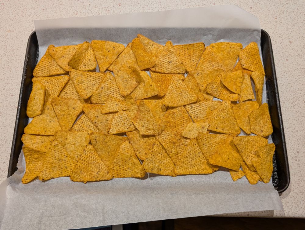 Corn chips tessellated on a baking tray for optimal mince to corn ship coverage.