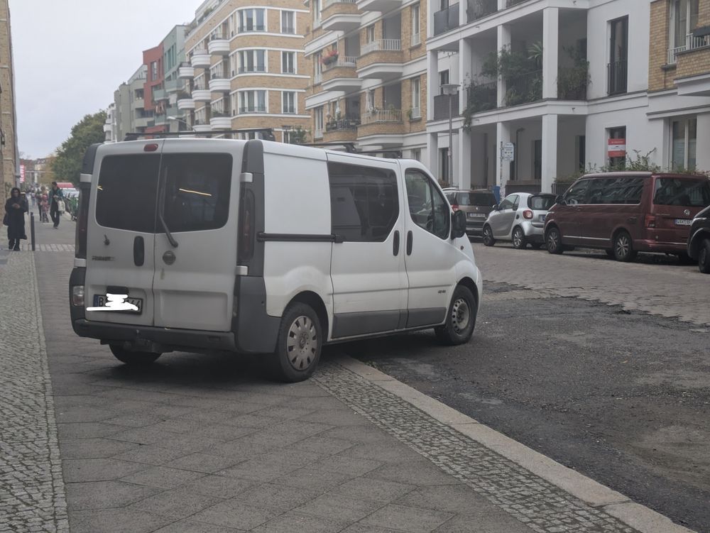 Transporter auf Fußweg