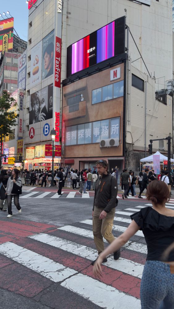 渋谷スクランブル交差点付近にて名探偵コナンに登場する毛利探偵事務所のビルが再現された展示