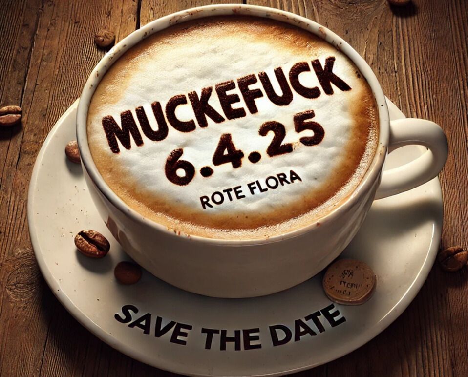 Cappuccino in Tasse - im Milchschaum steht Veranstaltungshinweis "Muckefuck, 6.4.25, Rote Flora", auf der Untertasse steht "SAVE THE DATE", im Hintergrund liegen Kaffeebohnen