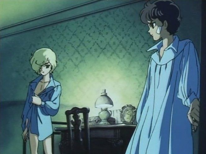 Screen de " Kaze to Ki no Uta SANCTUS: Sei Naru Kana ". Les deux adolescents de la première image se regarde. Le blond porte juste une chemise et celui au chevaux noir est en robe de chambre.