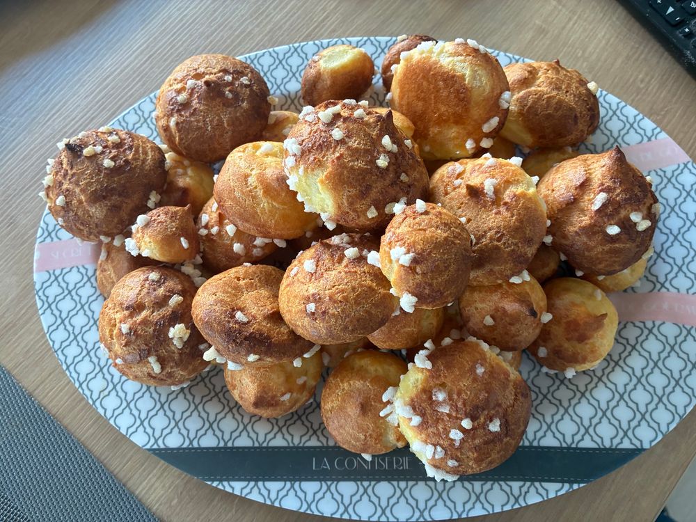 Photo d’un plat avec des chouquettes dedans (à peu près 40)