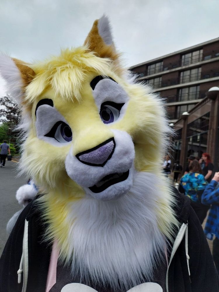 Kiiro (yellow lynx fur suit) at Confuzzled