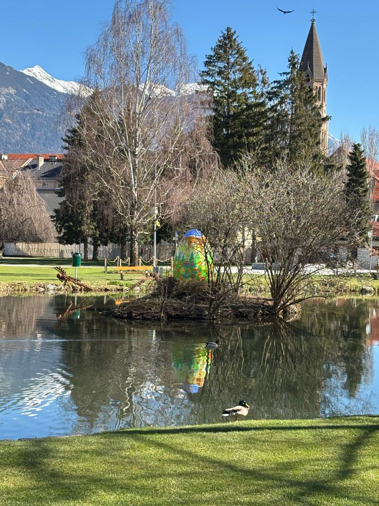 Auf dem Foto ist ein überdimensionales, künstliches, bunt verziertes Osterei im Rapoldipark in Innsbruck zu sehen.
