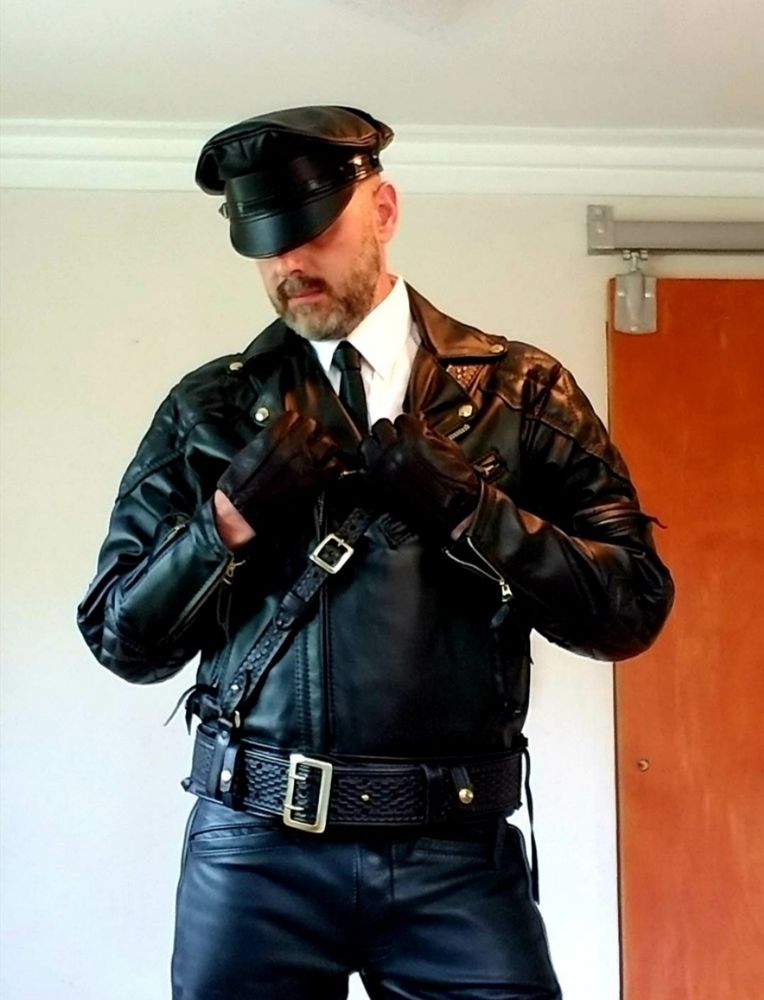 Leatherman in langlitz and muircap