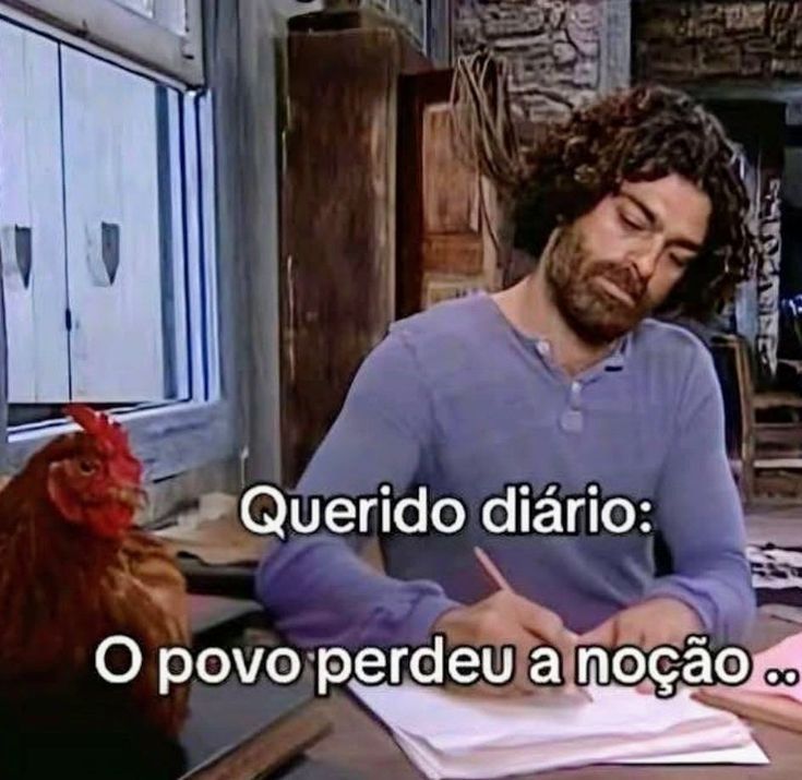 Du Moscovis caracterizado como petruquio escrevendo uma carta ao lado de uma simpática galinha ruiva 