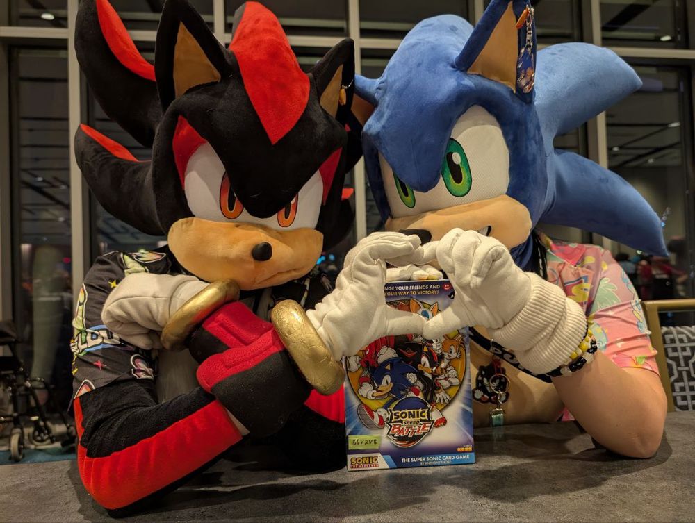 Sonic and Shadow making a heart with their hands in front of the sonic speed battle card game