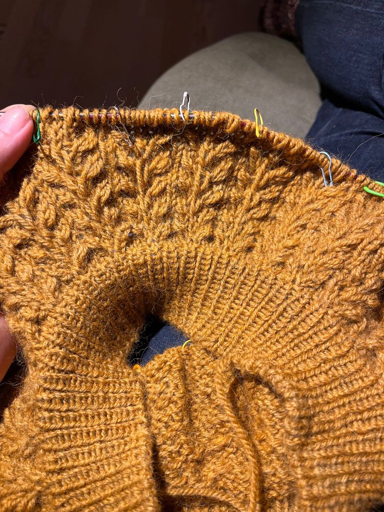 Okergult garn strikket med kornmønster