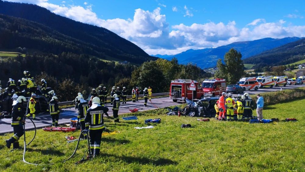 Fünf Verletzte bei Unfall mit drei Autos 