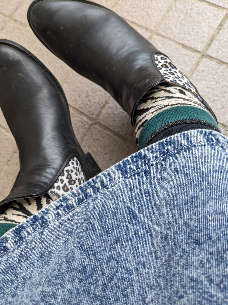 ヒョウ柄の長靴とゼブラ柄の靴下を合わせてはいてしまった、その写真