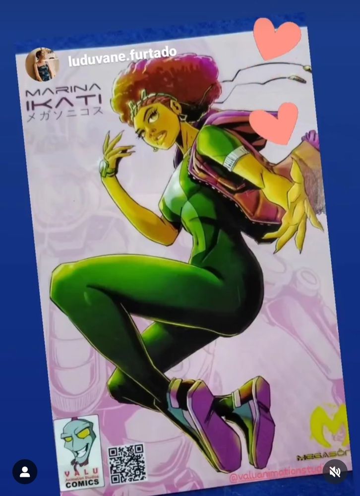 Imagem de Marina Ikati dos Megasônicos NG. Menina negra, de cabelos castanhos e pontas roxas aroseadas, vestindo colam verde e jaqueta sem mangas rosa.