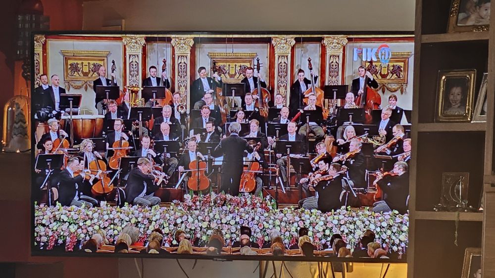 The perfect way to start the New Year. A timeless tradition ♥️ Happy New Year, everyone 🥂🎊🎉🎄