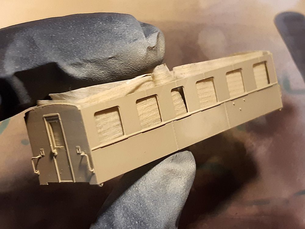 Erste richtige Farbschicht auf dem "Eisfelder" Wagen - einmal gelbliches Elfenbein