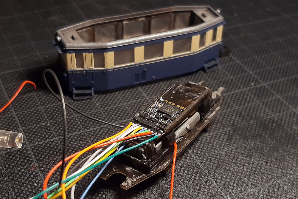 Oberteil des Triebwagens T7 der MEG in 1:120 und gedrucktes Chassis mit Decoder