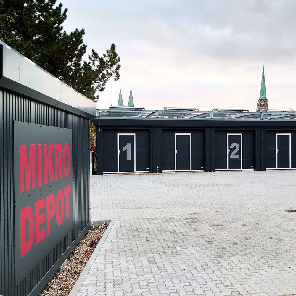 Foto: Dennis Boldt /ADFC Lübeck
Ein sogenanntes Mikrodepot in lübeck. Garagen als Lagerraum für Logistikdienstleister, die das Lastenrad nutzen. Im Hintergrund sind Kirchtürme der Stadt zu sehen.