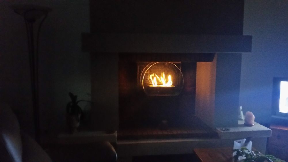 Feu de cheminée dans la pénombre 