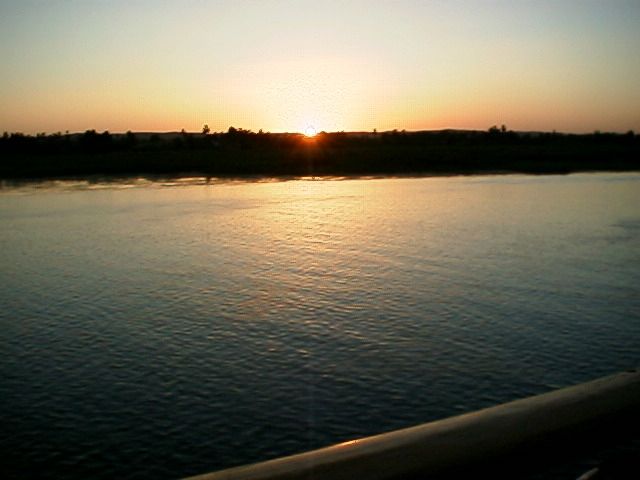 Lever du soleil au dessus de la rive du Nil 