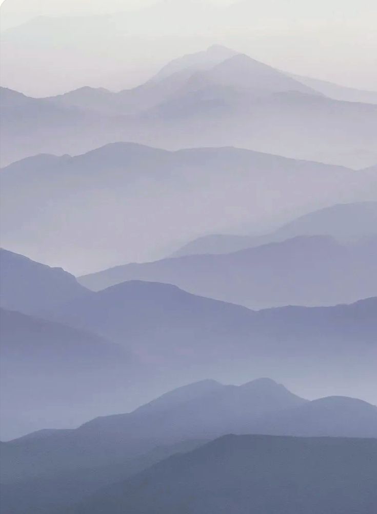 Dégradé de montagnes grises