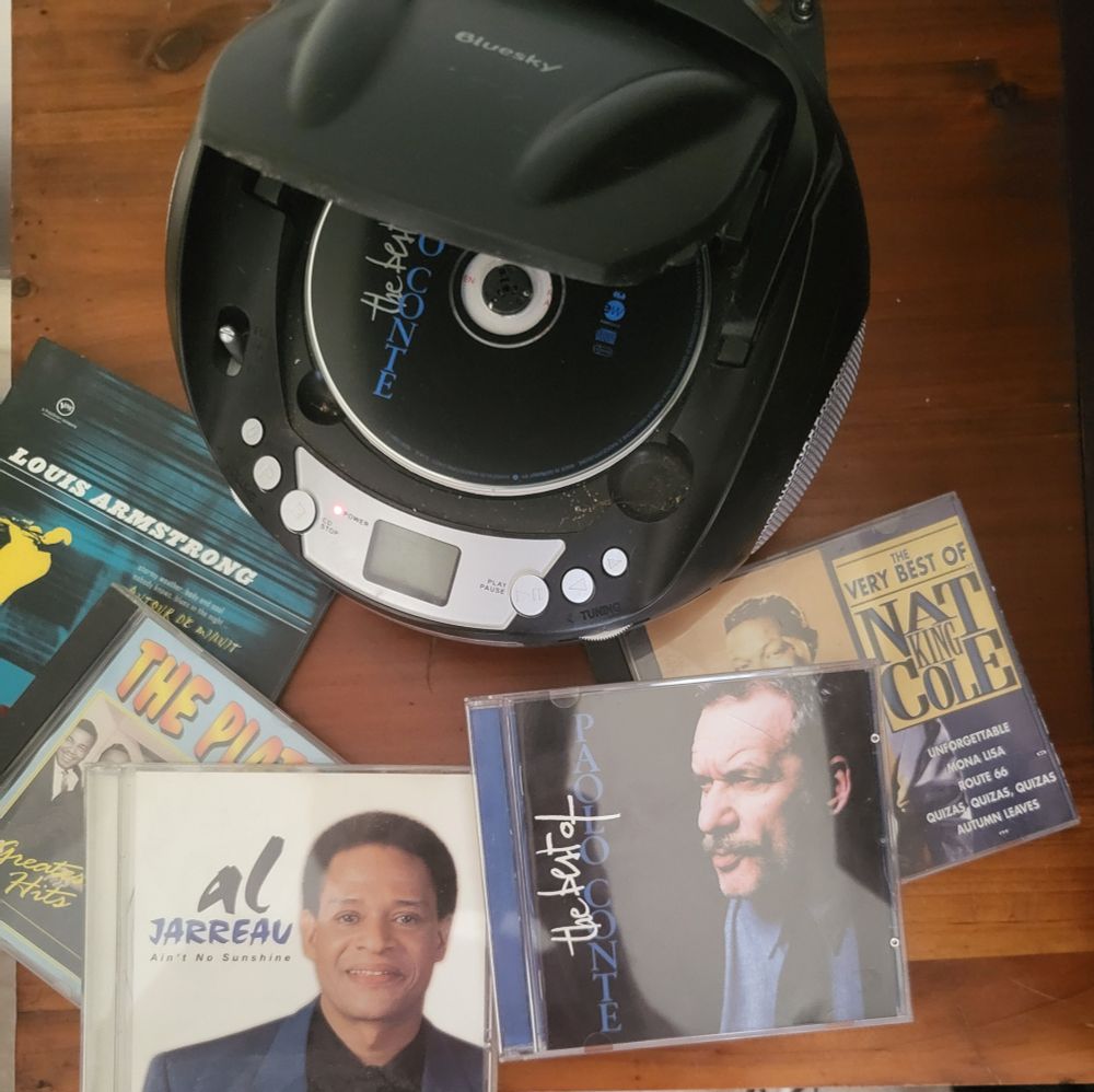 Lecteur de cd entouré de cd 