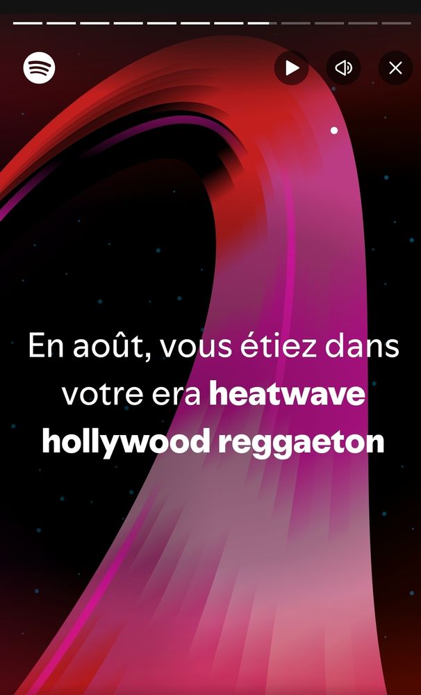 Extrait de mon Spotify wrapped : sur fond noir une sorte d'ellipse rouge-rose et par-dessus ce texte en blanc : "en août, vous étiez dans votre eta heatwave Hollywood reggaeton"