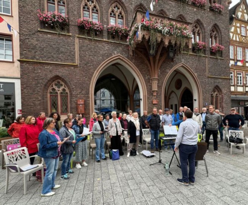 Chorprobe unter freiem Himmel trotz kühler Witterung – Singendes Land – Chorkultur