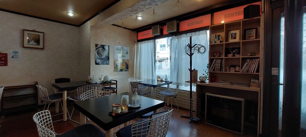 Photo of an empty retro coffee shop 