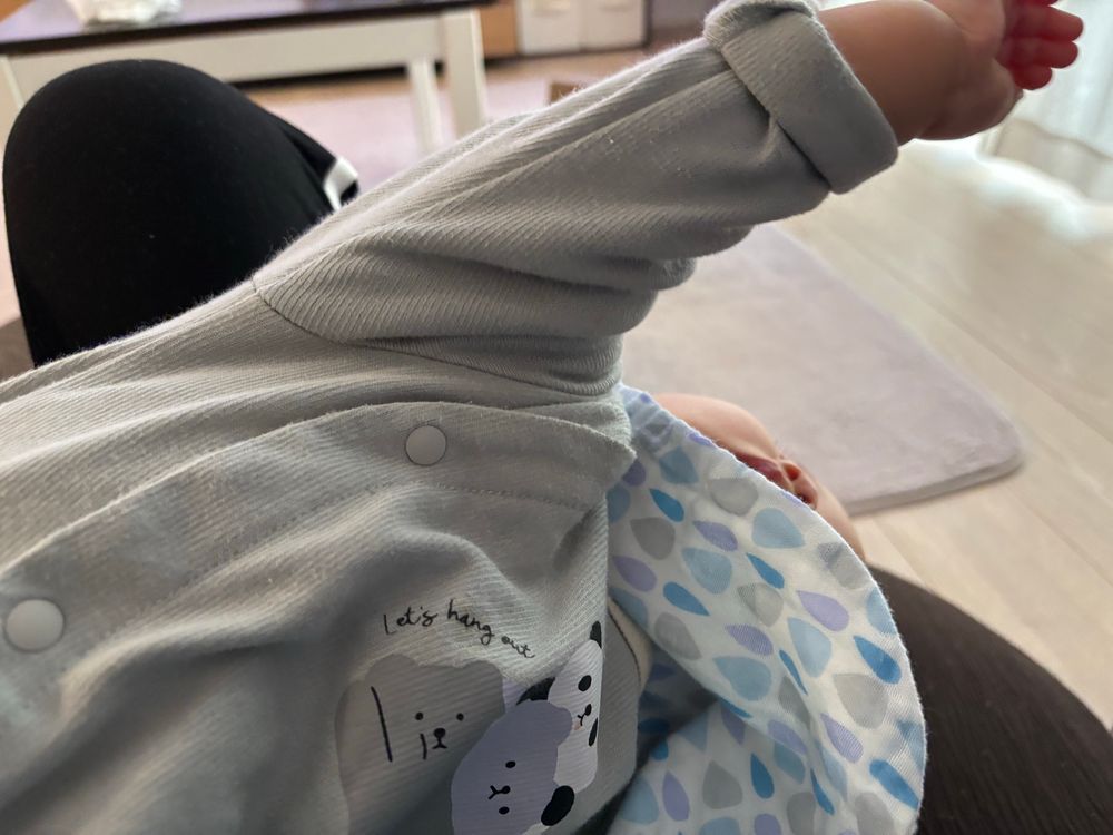 生後6ヶ月の赤ちゃんが、母親の膝の上で顔が見えないくらい大きくのけぞってる